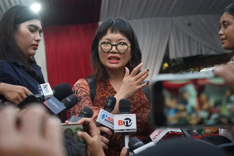 Guru Besar Tsinghua University, China, Stella Christie menemui awak media usai mengikuti pembekalan calon wakil menteri di kediaman Prabowo di Hambalang, Kabupaten Bogor, Kamis, 17 Oktober 2024. (Arifin/Metropolitan)