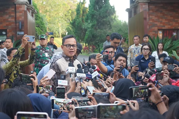 Mantan Wali Kota Bogor Bima Arya memberikan keterangan usai mengikuti pembekalan calon wamen di kediaman Prabowo Subianto di Padepokan Garuda Yaksa Hambalang, Kabupaten Bogor, Kamis, 17 Oktober 2024 sore. (Arifin/Metropolitan)