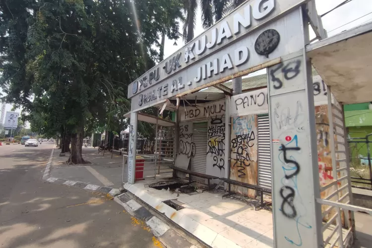 Masyarakat menyayangkan banyak fasilitas umum di Kabupaten Karawang yang dibiarkan rusak dan tak tersentuh perawatan atau perbaikan (Herman)