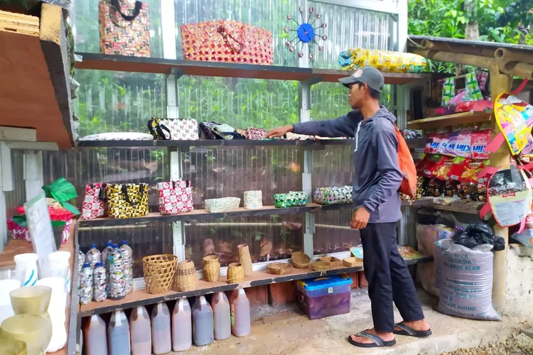 Hasil kerajinan dari olahan sampah di Desa Wisata Edukasi Ciderum, Kabupaten Bogor. (Deni)