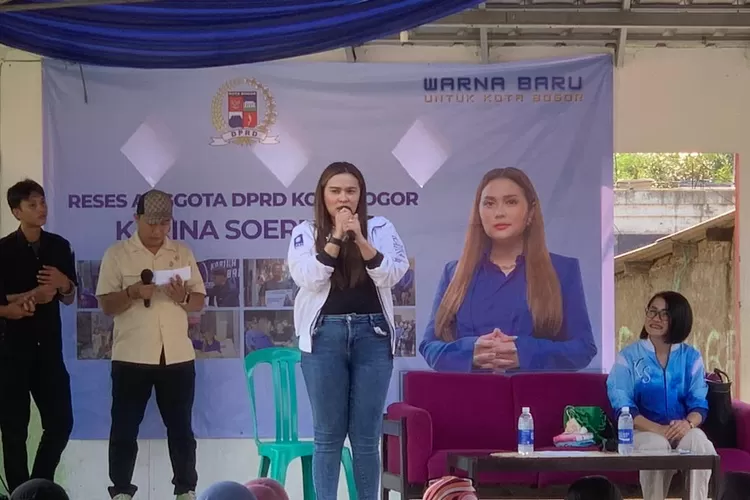 Anggota DPRD Kota Bogor Karina Soerbakti melaunching nomor hotline pengaduan bagi warga saat reses di Paledang (Rifal/Metropolitan)