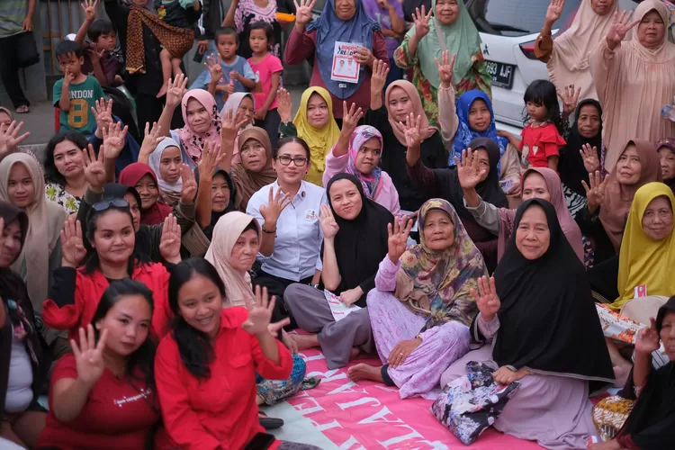 Cawalkot Bogor Rena Da Frina bersama warga (dok pribadi)