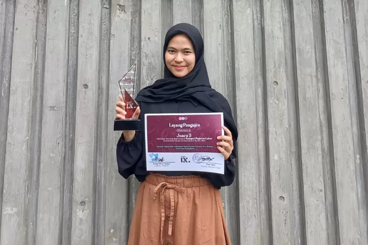 Anna Nur Aulia, mahasiswi FISIP Universitas Djuanda meraih juara 3 di kompetisi Pasanggiri Monolog Basa Sunda (ist)