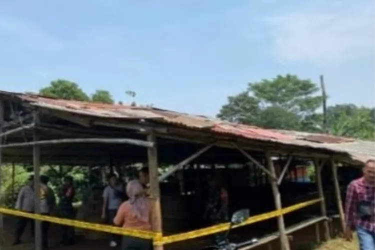 Petugas gabungan saat menggerek lokasi yang diduga digunakan judi sabung ayam di Nanggewer, Kecamatan Cibinong, Kabupaten Bogor. (Polres Bogor)
