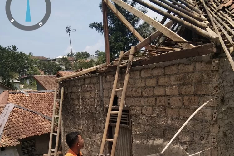 Hujan deras disertai angin kencang mengakibatkan satu rumah ambruk di Sukajaya, Kabupaten Bogor. (BPBD)