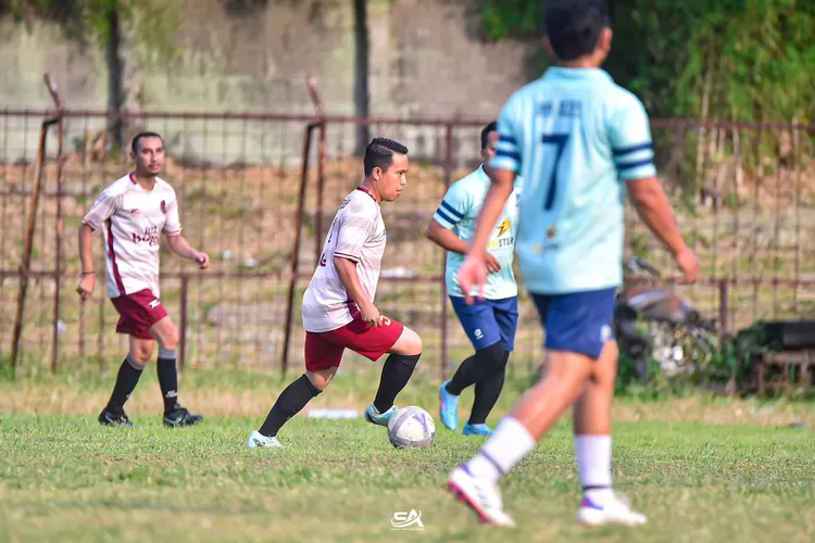Calon Wali Kota Bogor Sendi Fardiansyah bermain sepakbola di Stadion Padjadjaran, Kota Bogor (Dok pribadi)