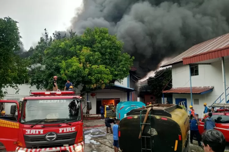 Salah satu pabrik mengalami kebakaran di kawasan Nanggewer, Kecamtatan Cibinong, Kabupaten Bogor, pada Rabu, 23 Oktober 2024. (Erwin)