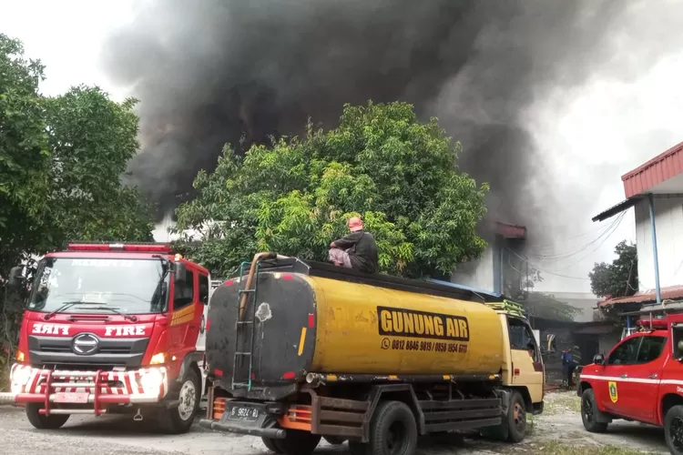 Salah satu pabrik mengalami kebakaran di kawasan Nanggewer, Kecamtatan Cibinong, Kabupaten Bogor, pada Rabu, 23 Oktober 2024. (Erwin)