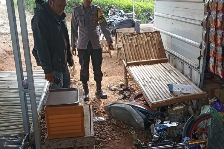 Gegara kebut-kebutan, seorang pengendara motor di Simpenan Kabupaten Sukabumi menabrak warung hingga tewas di tempat (Satiri)