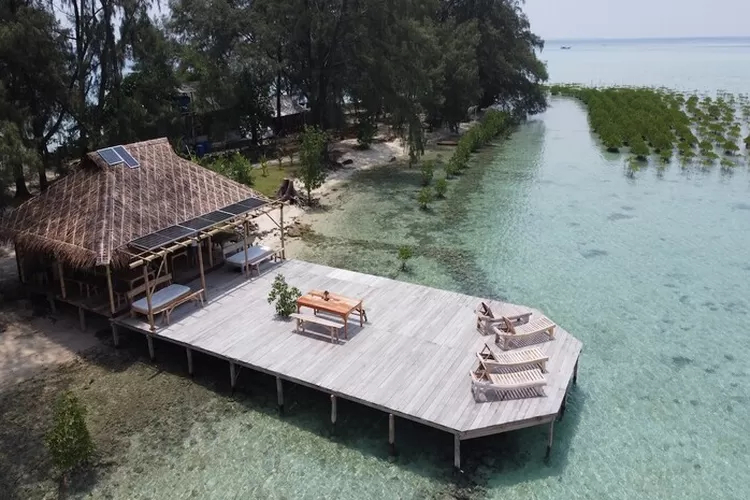 Salah satu destinasi wisata di Kepulauan Seribu dengan pemandangan alam Terbaik untuk Liburan yaitu Desa Laguna. (Pulau Seribu)