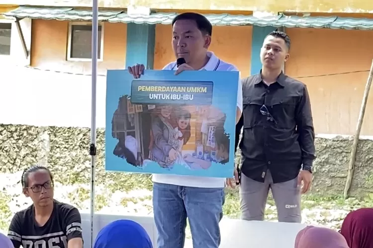 Calon Wali Kota Bogor, Dokter Rayendra mengenalkan program unggulan pemberdayaan UMKM untuk ibu-ibu dalam acara Ngariung Sehat. 