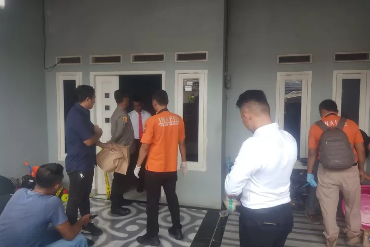 Warga Palumbonsari, Kabupaten Karawang digegerkan dengan penemuan ibu dan anak yang tewas gantung diri di rumahnya (Herman)