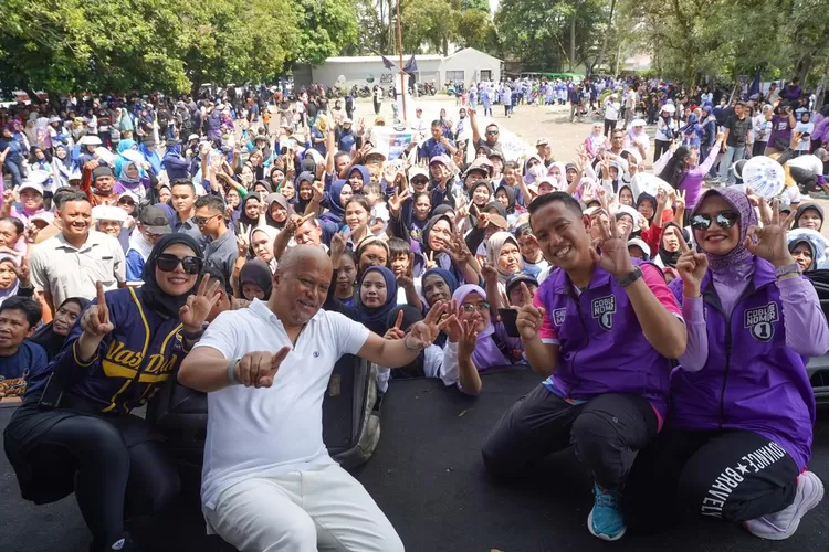 Calon Wakil Gubernur Jawa Barat Ilham Habibie saat zumba bersama ribuan emak-emak di Kota Bogor, Kamis, 24 Oktober 2024. (Ist)