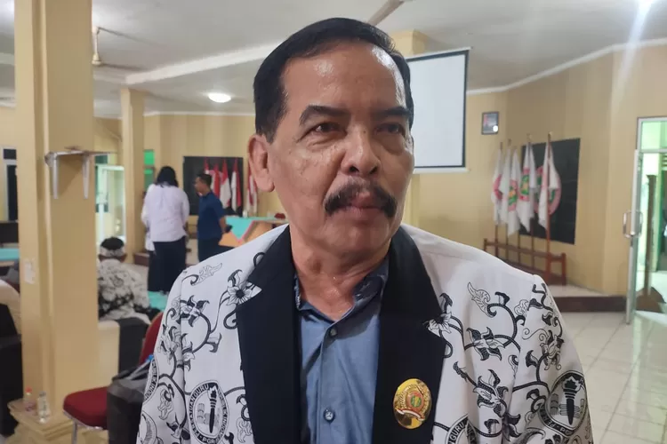 Ketua PGRI Kabupaten Karawang Uyat (Herman)