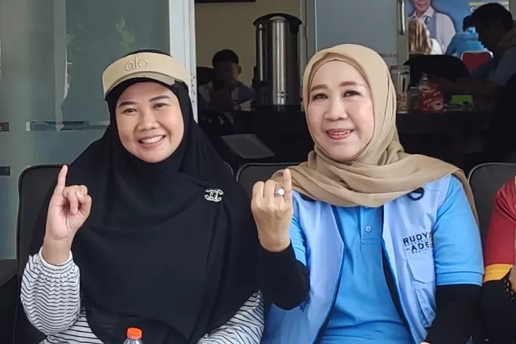 Istri&nbsp;calon bupati Bogor nomor urut satu Rudy Susmanto, Eva Marthiana (kiri) bersama Hj Erry Ariany Sunarya usai senam sehat dan pameran UMKM di DPc Gerindra Kabupaten Bogor, Minggu, 27 Oktober 2024. (Ist)