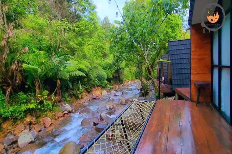 Salah satu Glamping di Bogor yang menyuguhkan pemandangan alam dari tepian sungai yaitu Villa dan Cafe Air Luwihija Hill. (YouTube : Boots and Camp)