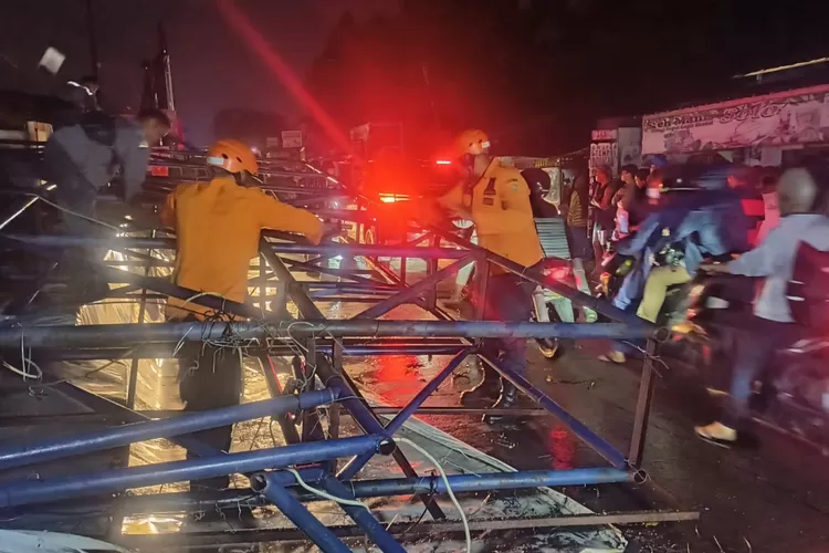 reklame besar di Jalan Raya Pabuaran, Kecamatan Bojonggede, Kabupaten Bogor roboh dihantam hujan deras disertai angin kencang Senin, 28 Oktober 2024 sore. (BPBD)