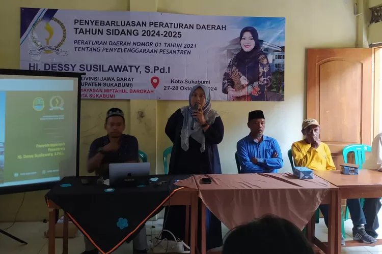 DPRD Provinsi Jawa Barat dari PAN, Dessy Susilawaty menyosialisasikan Perda Pesantren di Yayasan Miftahul Barokah Warudoyong,Sukabumi (Mulyana)