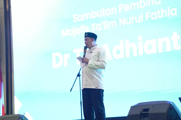 Calon Wali Kota Bekasi Tri Adhianto dan istri Wiwiek Hargono kompak mewadahi ribuan ibu-ibu di Festival Majelis Taklim Kota Bekasi (Dok pribadi)