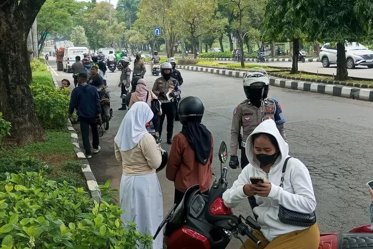 Sejumlah pemotor terjaring razia Operasi Zebra Lodaya 2024 di Jalan Tegar Beriman, Cibinong, Kabupaten Bogor, belum lama ini. (Erwin)