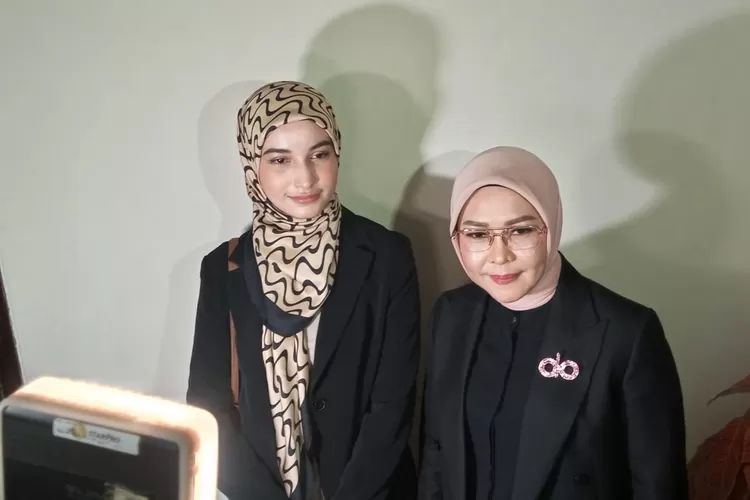 Cut Intan Nabila (kiri) saat menghadiri sidang perdana kasus KDRT yang dilakukan suaminya, Armor Toreador, di PN Cibinong, Kabupaten Bogor, Senin, 28 Oktober 2024. (Erwin)