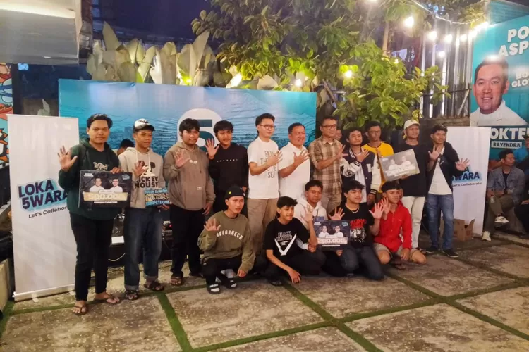 Prosesi pembagian hadiah lomba dalam acara Loka 5wara yang diselenggarakan Pasangan Dokter Rayendra-Eka Maulana dalam memperingati Hari Sumpah Pemuda.  (Rifal Metropolitan)