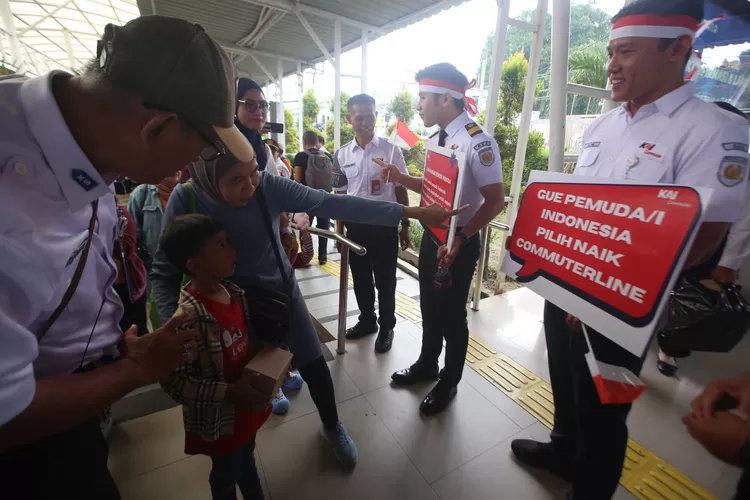 KAI Commuter membagikan souvenir kepada pengunjung dalam rangka memperingati Hari Sumpah Pemuda di Stasiun Bogor.  (Fadli Metropolitan)