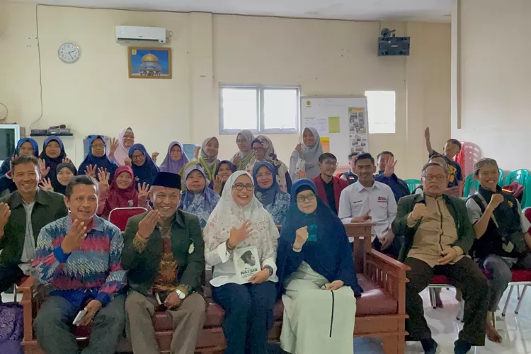 Rena Da Frina dan Teddy Risandi, menerima apresiasi dari Keluarga Besar Persatuan Islam (PERSIS) Kota Bogor. (Doc.Pribadi)