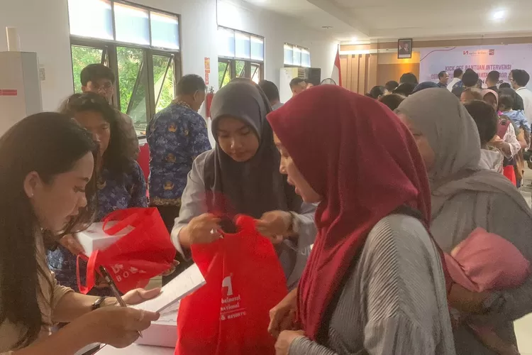 Peduli stunting, Anggota DPRD Kota Bogor Karina Soerbakti memberikan bantuan telur dan ayam buat puluhan anak selama 6 bulan (Rifal/Metropolitan)