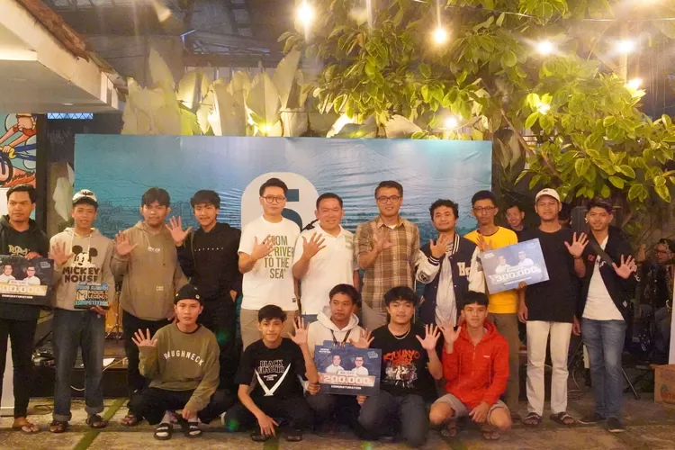 Dokter Rayendra-Eka Maulana berfoto bersama para anak muda Kota Bogor. 