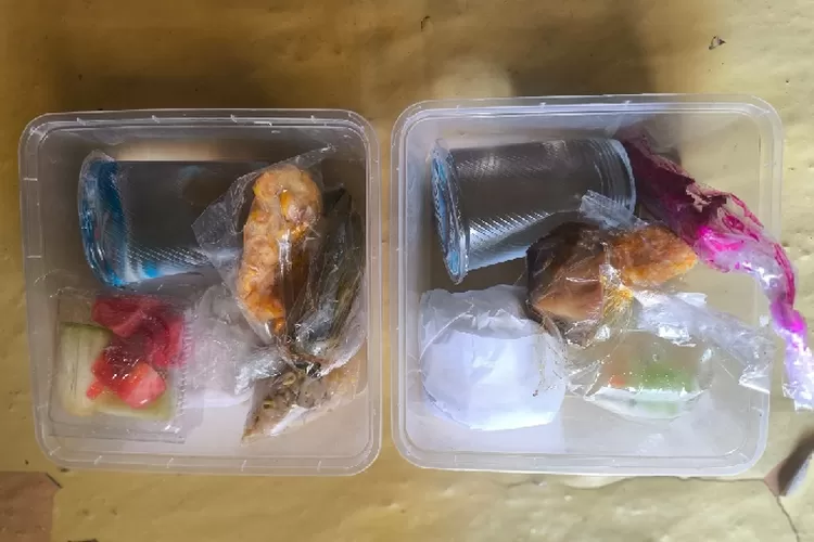 Menu makanan anggaran Bansos Permakanan Lansia di Kabupaten Purwakarta yang ditunjukan penerima manfaat kepada awak media. (Foto:Aik/metropolitan)