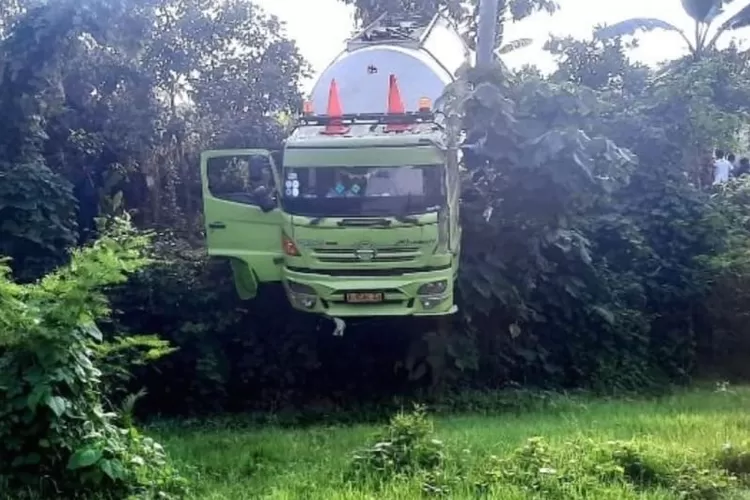 Mobil limbah yang ditemukan terperosok ke sawah di Kampung Gunung Sumping, Desa Citepus, Kecamatan Palabuhanratu, Sukabumi, Rabu, 30 Oktober 2024. (Ist)