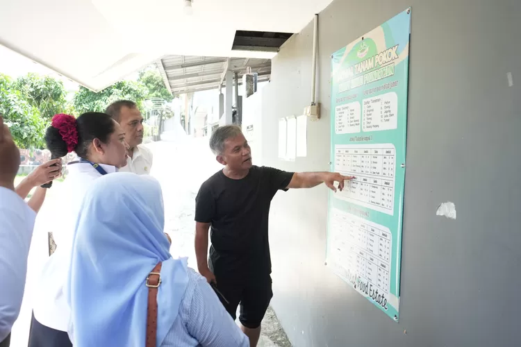 Plt Kepala Dinas Kesehatan Kabupaten Bogor Agus Fauzi saat meninjau lokasi yang akan dibangu Rumah Cegah Stunting di Kecamatan Tamansari, Rabu, 30 Oktober 2024. (Humas Pemkab Bogor)
