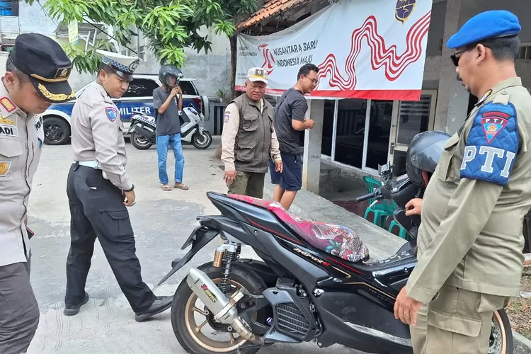 Dalam penertiban knalpot brong di Kabupaten Karawang, petiugas gabungan mengamankan belasan motor dengan knalpot brong (Herman)