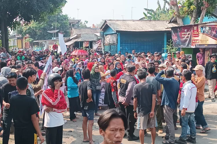 Ratusan warga menggelar aksi protes sebagai bentuk penolakan rencana penutupan perlintasan sebidang di Kampung Bojong, Purwakarta, Rabu 30 Oktober 2024. (Foto: Aik/metropolitan)