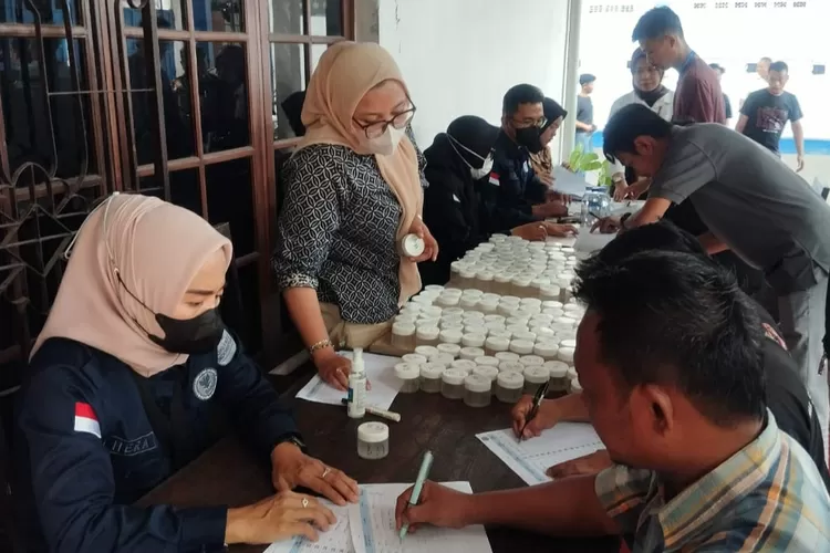 BNNK Sukabumi menggelar tes urine kepada ratusan pegawai di PT Great Apparel. Sebagai bentuk deteksi narkoba (ist)