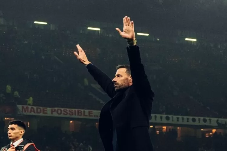 Ruud Van Nistelrooy akui sangat senang bisa bawa Manchester United menang 5-2 atas Leicester City di babak 16 besar Carabao Cup 2024. (X : ManUtd)