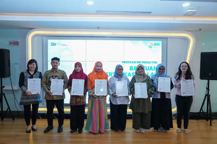 Penyerahan bantuan sertifikat halal yang dilakukan BRI Peduli kepada para pelaku UMKM. 