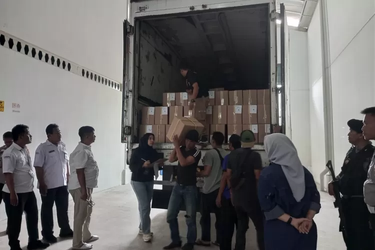 Dengan dikawal ketat aparat gabungan, kiriman surat suara untuk Pilkada 2024 sudah tiba di gudang KPU Kota Sukabumi (Satiri)