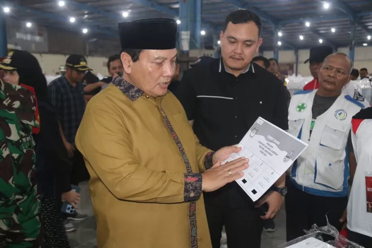 Pj Bupati Bogor Bachril Bakri saat melakukan pengecekan dan apel bersama petugas sortir dan lipat surat suara di Gudang KPU Kabupaten Bogor, Komplek CCIE Klapanunggal, Sabtu, 2 Juni 2024. (Humas Pemkab Bogor)