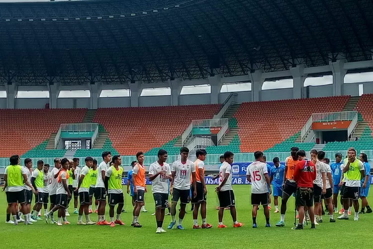 Malut United sesi latihan di Stadion Pakansari Cibinong, Minggu, 3 November 2024. (Erwin)