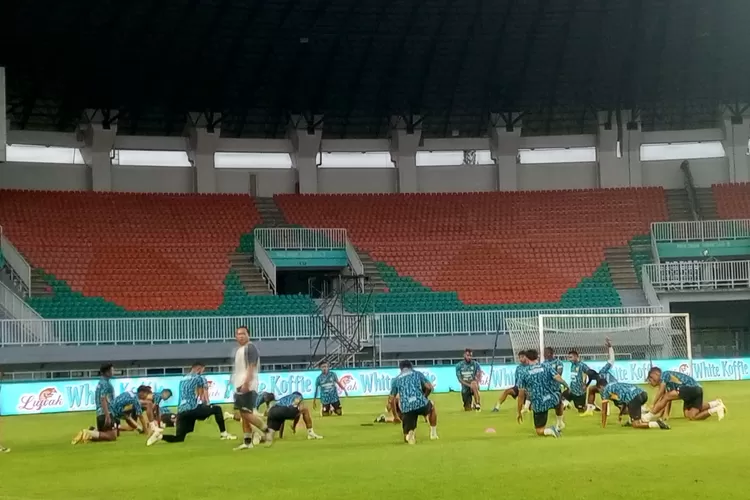 Sesi latihan Persita Tangerang di Stadion Pakansari Cibinong, Minggu, 3 November 2024. (Erwin)