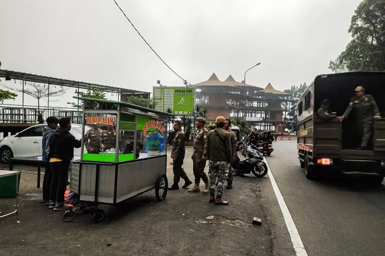Petugas gabungan kembali menertibkan PKL liar di sepanjang jalur Puncak Bogor, Senin, 4 November 2024. (Deni)