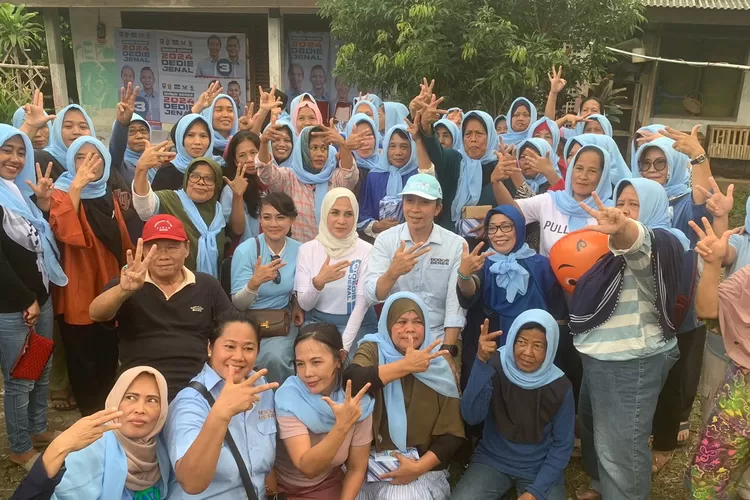 Calon Wali Kota Bogor, Dedie A Rachim foto bersama warga usai melakukan kegiatan Sapa Warga di Kelurahan Loji, Kota Bogor.  (Rifal Metropolitan)