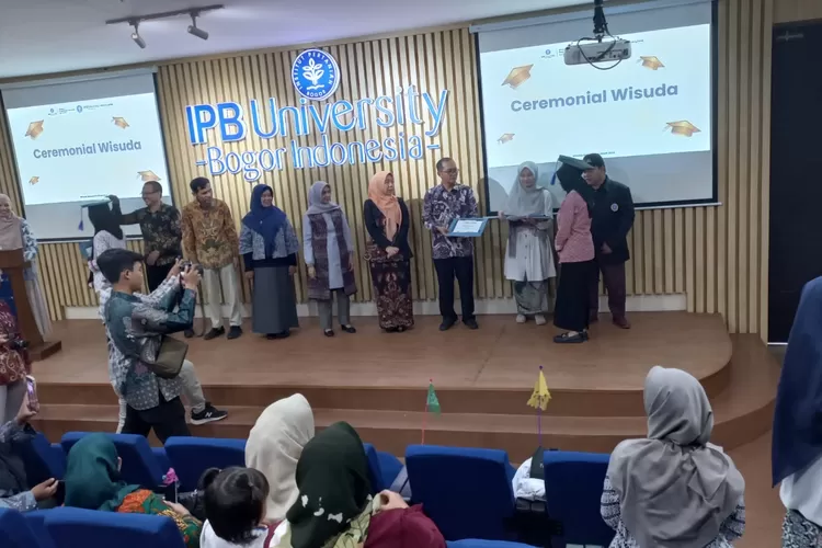 Prosesi wisuda program Sekolah Pranikah hasil kolaborasi IPB University dengan Pemkab Bogor, Senin, 4 November 2024. (Humas Pemkab Bogor)