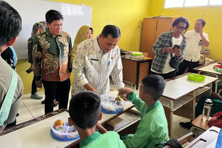 Camat Cibinong Acep Sajidin saat&nbsp;mendampingi Pj Bupati Bogor dan jajaran komisi IX DPR RI meninjau uji coba program Makan Bergizi Gratis&nbsp;di SDN 1 Pakansari, Jumat, 1 November 2024. (Ist)
