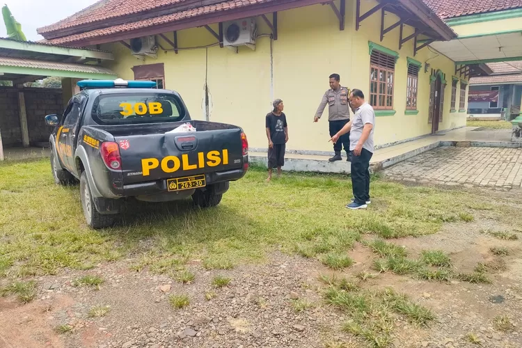 Polsek Rumpin saat melakukan olah TKP aksi curanmor di halaman Gedung PGRI Rumpin, Kabupaten Bogor. (Polres Bogor)