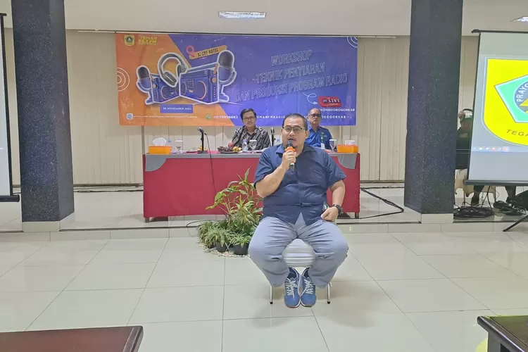 Pembekalan untuk penyiar radio di M-One Hotel Sukaraja, Selasa, 5 November 2024. (Diskominfo)