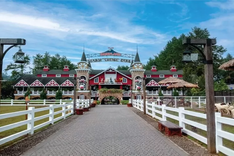 Salah satu rekomendasi tempat wisata di Bogor untuk ajak anak Liburan saat Tahun baru 2025 yaitu Dairyland Farm Theme Park Puncak. (https://cimorydairyland.com/)