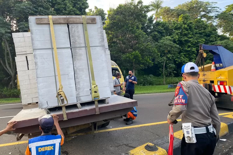 Kondisi truk yang terlibat kecelakaan di Jalan Tol Jagorawi.  (Dok polisi)